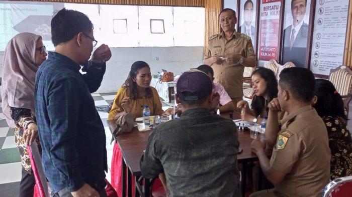 PEMBUATAN PARFUM: Pemerintah Daerah Kabupaten Pakpak Bharat bersama Unversitas Negeri Medan (UNIMED) menyelenggarakan suatu pelatihan teknik pembuatan dan peracikan parfum berbahan dasar produk lokal seperti kemenyan, nilam, kapur dan serai wangi. Pelatihan ini dibuka oleh Bupati Pakpak Bharat Franc Bernhard Tumanggor bersama Wakil Bupati H Mutsyuhito Solin di Sapo Merarih, Desa Traju, Pakpak Bharat.