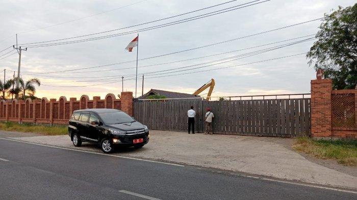 Satpol PP Indramayu saat melakukan penyegelan usaha penggergajian kayu milik Al Zaytun di Desa Eretan Kulon, Kecamatan Kandanghaur, Kabupaten Indramayu, Kamis (20/7/2023).