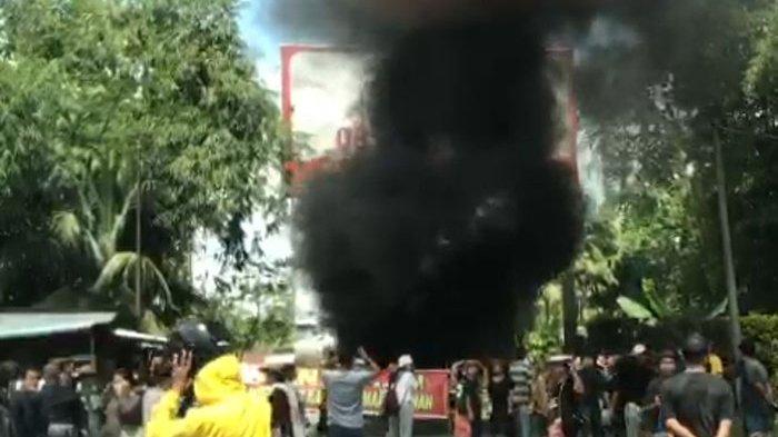 Suasana di Jalan Lintas Medan-Berastagi, tepatnya di kilometer 30, tampak warga memblokade jalan.