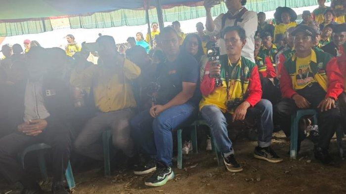 Suasana saat calon Gubernur Sumut Bobby Nasution blusukan ke Onan Doloksanggul, Humbang Hasundutan, Jumat (8/11/2024).