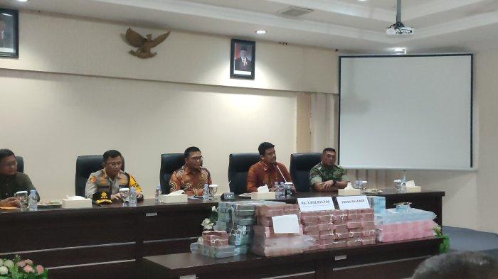 Wali Kota Medan Bobby Nasution bersama Kajari Medan Muttaqin Harahap, Kapolrestabes Medan, Dirut Bank Sumut dan Dandim 02/01 Medan saat konferensi pers pengembalian uang proyek gagal lampu pocong milik Pemko Medan di Gedung Kejari Medan, Jumat (29/12/2023). Dengan dibayarnya uang tersebut, proyek gagal ini dinyatakan selesai.