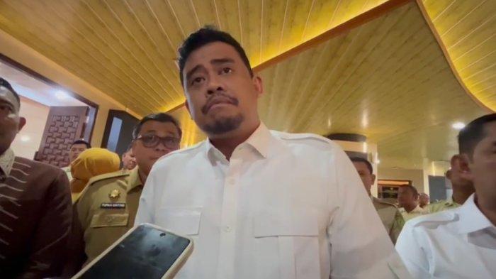 Wali Kota Medan Bobby Nasution saat diwawancarai di Gedung DPRD Medan, Senin (9/8/2024). Bobby tak merespon banyak soal dirnya batal diklarifikasi oleh KPK soal jet pribadi yang viral dinaikinnya