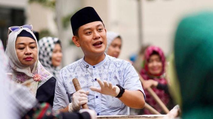 MUALAF- Youtubers dan food vlogger Bobon Santoso memilih masuk Islam atau mualaf dibimbing oleh Ustaz Derry Sulaiman.