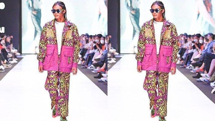 Gaya Bonge Citayam bak aktor Genji saat tampil perdana di panggung JF3 Fashion Festival 2022.