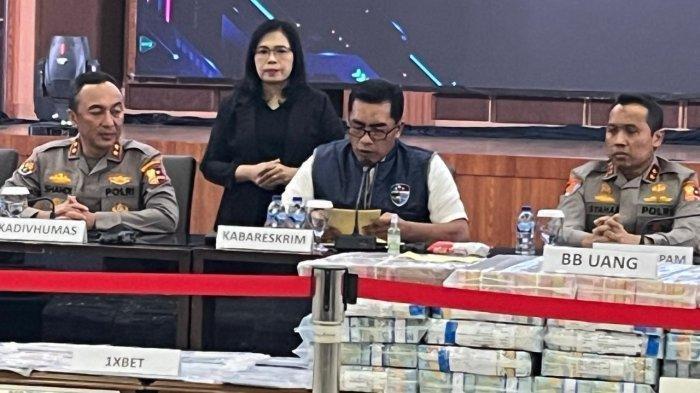 Wakil Ketua Harian Bidang Penegakan Hukum Satgas Judi Online, Komjen Wahyu Widada, dalam konferensi pers di Bareskrim Polri, Jakarta, Jumat (21/6/2024). SATGAS berhasil melakukan pengungkapan terhadap 3 kasus judi online dengan website pertama 1XBET, W88, dan Liga Ciputra dengan perputaran uang mencapai satu triliun rupiah. (Tribunnews)