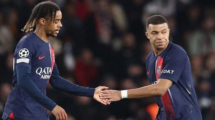 Bradley Barcola dan Kylian Mbappe usai pertandingan PSG vs Real Sociedad pada leg pertama 16 besar Liga Champions 2023-2024 di Stadion Parc den Princes, Kamis (15/2/2024) dini hari WIB. (Foto oleh FRANCK FIFE / AFP)(AFP/FRANCK FIFE)