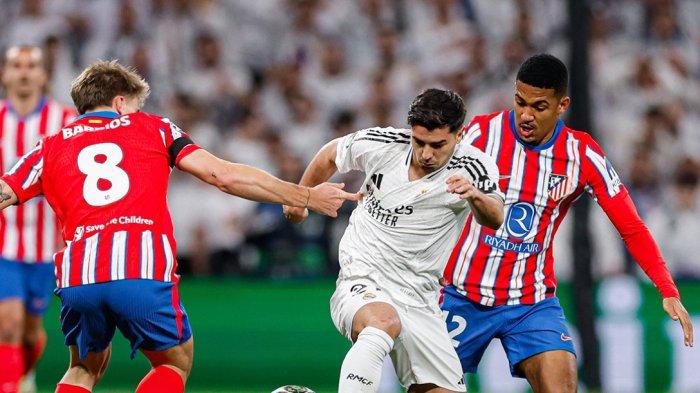 DIHADANG - Gelandang Real Madrid, Brahim Diaz dihadang pemain Atletico Madrid pada leg pertama 16 besar Liga Champions 2024-2025 di Stadion Santiago Bernabeu, Rabu (5/3/2025) dini hari WIB. Real Madrid dalam laga itu berakhir menang 2-1, Brahim diaz sumbang satu gol.