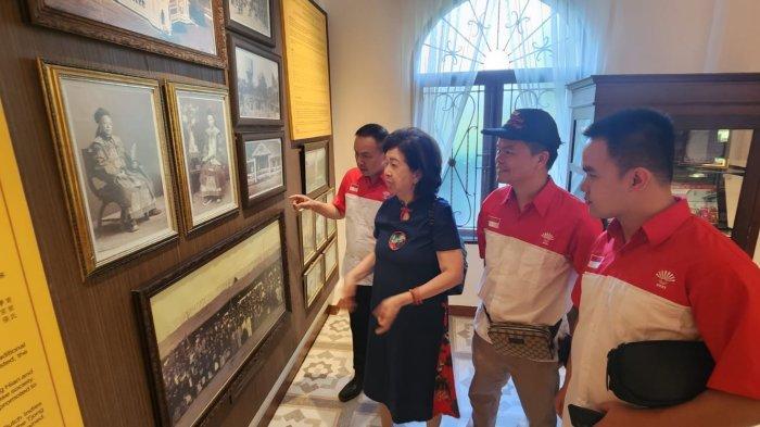 Linda Setiawan menjelaskan panjang lebar tentang peran dan kiprah Mayor Tjong Yong Hian di Medan kepada delegasi pengusaha asal Guangzhou, Mei Zhou dan Xiamen.