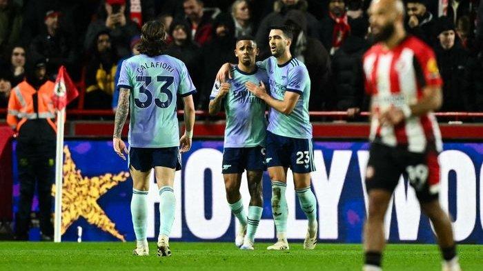 Berkat jimat keberuntungan, Arsenal memepet Liverpool di klasemen Liga Inggris 2024-2025, sementara Man United mewaspadai degradasi.