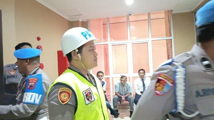 SIDANG ETIK - Brigadir Ade Kurniawan saat memasuki ruang sidang etik di Polda Jateng, Kota Semarang, Kamis (10/4/2025). Brigadir Ade, yang kini mebjadi tersangka kasus pembunuhan bayi, dijatuhi sanksi pemecatan atau pemberhentian tidak dengan hormat (PTDH).