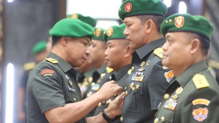 Kepala Staf TNI Angkatan Darat (KSAD) Jenderal Agus Subiyanto telah memimpin serah terima jabatan (sertijab) tiga jabatan strategis TNI AD di Aula Jenderal Besar A.H. Nasution, Mabesad, Selasa (31/10/2023) .Tiga jabatan strategis itu antara lain Kepala Dinas Penerangan TNI AD (Kadispenad), Kepala Pusat Zeni TNI AD (Kapusziad), dan Kepala Dinas Pembinaan Mental TNI AD (Kadisbintalad). Kadispenad kini dijabat Brigjen Kristomei Sianturi (tengah). Dispenad