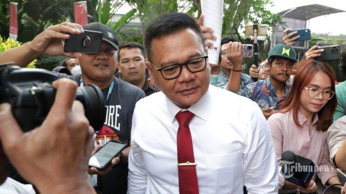 Brigjen Pol Endar Priantoro tiba di gedung KPK, Jakarta, Rabu (5/7/2023). Brigjen Pol Endar Priantoro kembali menjabat Direktur Penyelidikan di KPK berdasarkan Surat Keputusan (SK) Sekretaris Jenderal KPK tanggal 27 Juni 2023 setelah sebelumnya diberhentikan oleh Ketua KPK Firli Bahuri. (TRIBUNNEWS/IRWAN RISMAWAN)