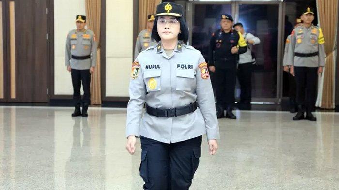 Brigjen Pol Nurul Azizah (51) merupakan polwan pertama yang dipercayakan menjadi Komandan Upacara (Danup) kenaikan pangkat empat perwira tinggi (pati) Polri yang digelar di Rupatama Markas Besar Kepolisian RI (Mabes Polri), Jakarta Selatan, Senin (26/2/2024). Ini merupakan yang pertama polwan perwira ditunjuk menjadi Danup kenaikan pangkat pati Polri yang biasanya diamanahkan kepada polisi laki-laki. (Dok.Humas Polri)