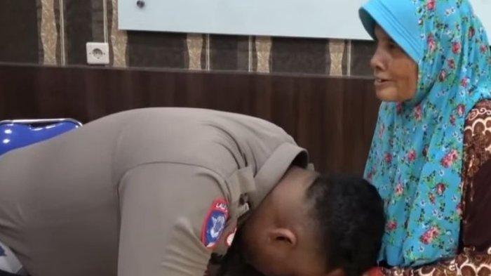 MINTA MAAF: Potret Bripka J bersimpuh meminta maaf kepada Nurhayati, Ibu dari ODGJ bernama Evi yang ia tendang kepalanya. Bripka J menendang Evi lantaran kesal motornya tiba tiba dibakar Evi. (Dok Polres Labuhanbatu )