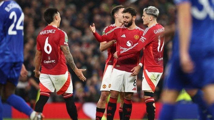 Para pemain Man United merayakan gol Bruno Fernandes saat hadapi Leicester City pada duel Piala Liga Inggris di Old Trafford (30/10/2024).