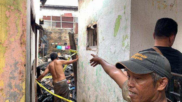 Budi menunjukkan rumahnya yang sudah rata, setelah musibah kebakaran yang terjadi di Jalan Megawati, Kecamatan Medan Area, Rabu (24/1/2024).