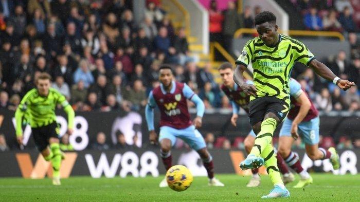 Eksekusi penalti penyerang Arsenal, Bukayo Saka saat melawan Burnley pada pekan ke-25 Liga Inggris, Sabtu (17/2/2024) malam WIB.