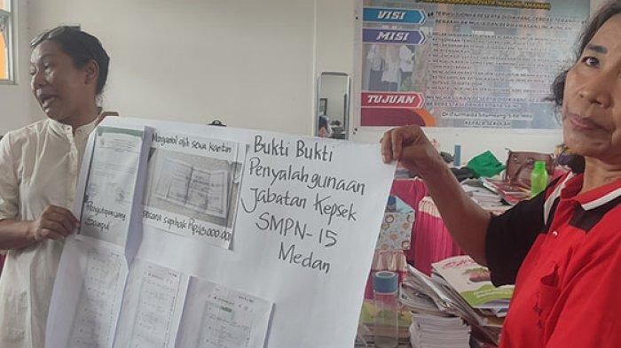 Sejumlah guru berstatus ASN saat menunjukkan alur dan bukti Kepala SMPN 15 Tiurmaida Situmeang diduga melakukan intimidasi dan tidak membayarkan gaji, Sabtu (16/9/2023).