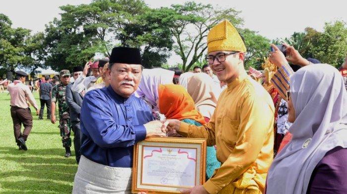 Pelaksana Tugas (Plt) Bupati Deliserdang, HM Ali Yusuf Siregar yang menjadi Inspektur Upacara (Irup) tampak mengenakan pakaian khas Melayu. Sedangkan para peserta upacara juga memakai pakaian adat dan PGRI.
