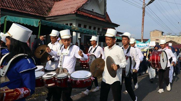Bupati Franc Bernhard Tumanggor lepas Pawai Ta'aruf peserta MTQ di Gedung Serba Guna, Kecamatan Salak, Kabupaten Pakpak Bharat, Sumut, hari ini, Kamis (25/4/2024). (Diskominfo)