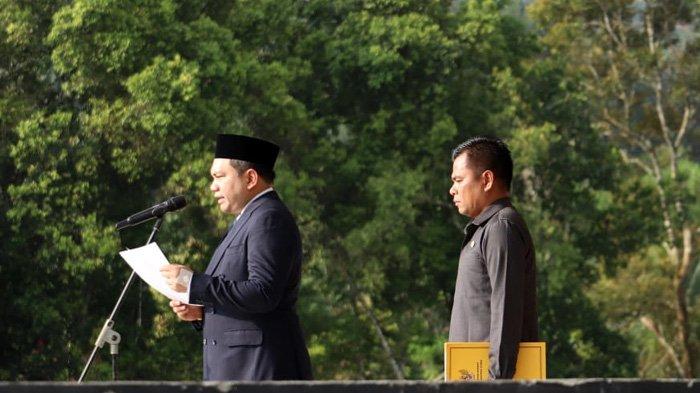 Bupati Franc Bernhard Tumanggor memimpin Upacara Peringatan Hari Otonomi Daerah ke–28 di Lapangan Napa Sengkut, Salak, Pakpak Bharat, Sumatera Utara, Kamis (25/4/2024). (Diskominfo Pakpak Bharat)