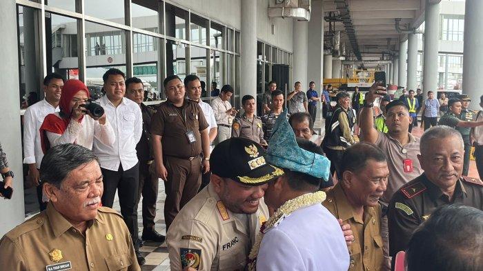 Bupati Pakpak Bharat Franc Bernhard Tumanggor turut menyambut kedatangan Penjabat Gubernur Sumatera Utara, Mayjen TNI (Purn) Hassanudin bersama istri di Kantor Gubernur Sumatera Utara, Medan, Selasa (5/9/2023). (Diskominfo)