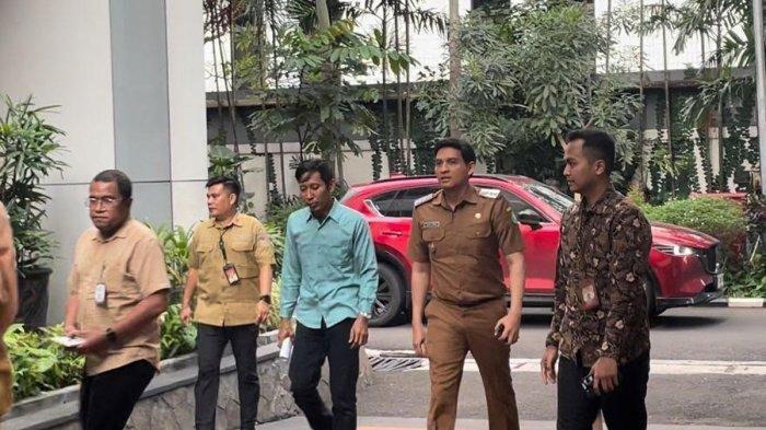 DIPANGGIL KEMENDAGRI - Bupati Indramayu Lucky Hakim saat memenuhi panggilan Wakil Menteri Dalam Negeri RI (Wamendagri) Bima Arya Sugiarto terkait perjalanannya bersama keluarga ke Jepang, Selasa (8/4/2025).