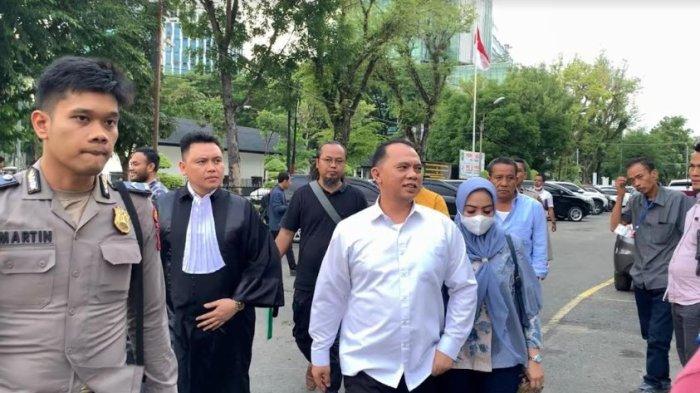 Bupati Labuhanbatu nonaktif, Erik Adtrada Ritonga berjalan santai setelah dituntut 6 tahun penjara oleh JPU KPK atas kasus korupsi berupa penerimaan suap dari sejumlah kontraktor, Rabu (4/9/2024). TRIBUN-MEDAN/ALFIANSYAH