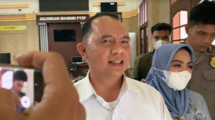 Bupati Labuhanbatu nonaktif, Erik Adtrada Ritonga seusai menjalani sidang tuntutan di ruang Cakra II, Pengadilan Negeri Medan. Ia dituntut 6 tahun penjara oleh JPU KPK atas kasus korupsi berupa penerimaan suap dari sejumlah kontraktor, Rabu (4/9/2024). TRIBUN-MEDAN/ALFIANSYAH