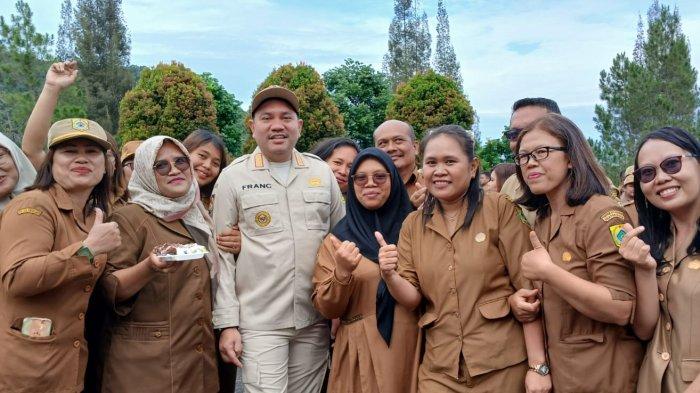 Bupati Pakpak Bharat, Franc Bernhard Tumanggor memberikan pengarahan bagi segenap Aparatur di lingkungan Pemerintah Kabupaten Pakpak Bharat hari ini, Senin (6/1/2025). (Diskominfo Pakpak Bharat)