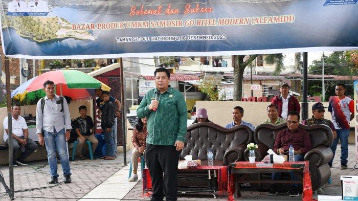 Bupati Samosir, Vandiko T. Gultom mengajak pelaku UMKM untuk berani serta mampu untuk bersaing dengan produk-produk luar.