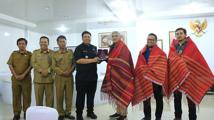 Bupati Samosir berikan cinderamata kepada Deputi Sarana dan Prasana bersama tim sebagai ucapan terima kasih atas perhatian yang diberikan Kementerian PPN/Bappenas.