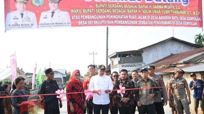 Bupati Sergai Darma Wijaya dan Wakilnya, Adlin Tambunan saat meresmikan dan meninjau ruas Jalan Sukasari-Tanjung Putus di Kecamatan Pegajahan, Senin (23/10/2023).