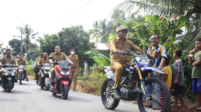 Bupati Sergai Darma Wijaya dan Wakilnya, Adlin Tambunan saat meresmikan dan meninjau ruas Jalan Sukasari-Tanjung Putus di Kecamatan Pegajahan, Senin (23/10/2023).