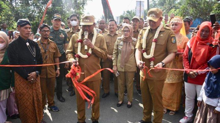 Bupati Sergai Darma Wijaya dan Wakilnya, Adlin Tambunan saat meresmikan dan meninjau ruas Jalan Sukasari-Tanjung Putus di Kecamatan Pegajahan, Senin (23/10/2023).