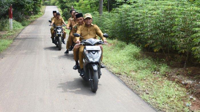 Bupati Sergai Darma Wijaya dan Wakilnya, Adlin Tambunan saat meresmikan dan meninjau ruas Jalan Sukasari-Tanjung Putus di Kecamatan Pegajahan, Senin (23/10/2023).