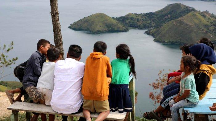 Bupati Simalungun bersama anak-anak setempat melihat Danau Toba dari Wisata Indah Sippan yang berada di Huta (Dusun) Sippan, Nagori (Desa) Pamatang Silimahuta Barat, Kecamatan Pamatang Silimahuta, Simalungun