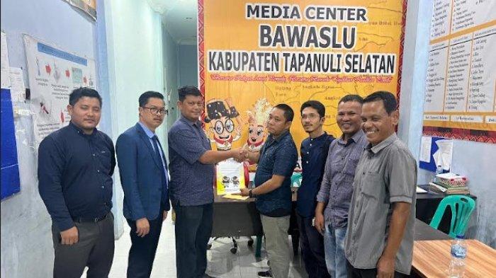 Bupati Tapanuli Selatan Dolly Putra Pasaribu kembali dilaporkan ke Badan Pengawas Pemilu (Bawaslu). Dolly dilaporkan karena diduga mengarahkan dukungan ASN untuk memilih sebagai calon kepala daerah. Laporan terhadap Dolly disampaikan oleh Edison Rambe yang merupakan anggota DPRD Tapsel dari partai Golkar, Selasa (6/8/2024).