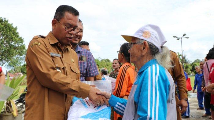 Bupati Toba membagikan 90 baju training untuk 6 desa dengan rincian 15 orang dari tiap desa.