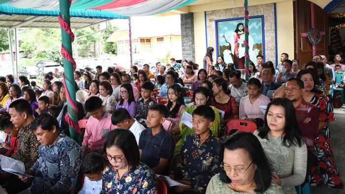 Bupati Vandiko T Gultom mengajak seluruh Jema'at untuk menjadikan momen natal sebagai dasar iman untuk menghilangkan pembatasan diantara sesama umat.