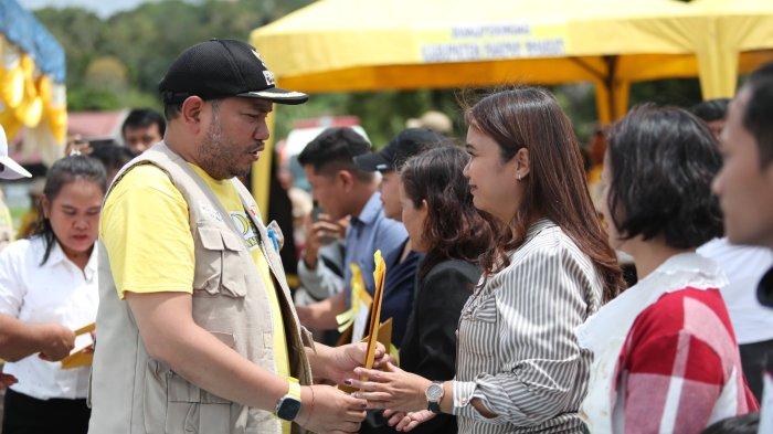 Bupati Pakpak Bharat Franc Bernhard Tumanggor menyerahkan Sertifikat Halal bagi para pelaku UMKM khususnya Industri Kecil dan Menengah (IKM) se-Kabupaten Pakpak Bharat dalam momen rangkaian Kunjungan SAPA DESA yang dicanangkannya, Rabu (18/9/2024). (Diskominfo Pakpak Bharat)