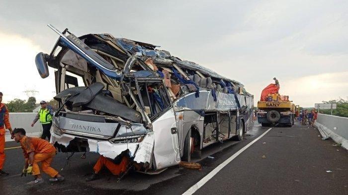 Bus Shantika yang membawa 23 penumpang mengalami kecelakaan di jalan tol. Akibat kecelakaan maut ini, dua orang tewas. 