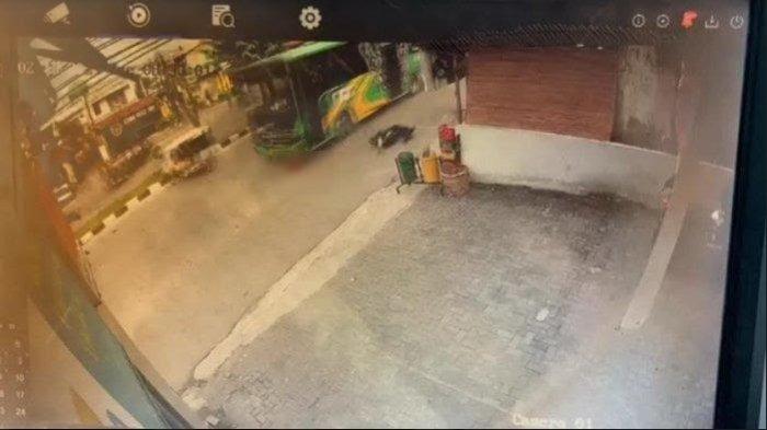 Tangkapan layar rekaman CCTV diduga bus Trans Metro Deli menabrak pengendara sepeda motor hingga tewas di Jalan Sisingamangaraja, Medan Kota, Selasa (13/2/2024) pagi.