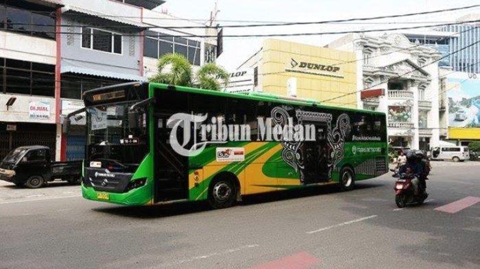 Bus penumpang dalam kota trans metro Deli saat sedang melintas di pusat kota Medan.