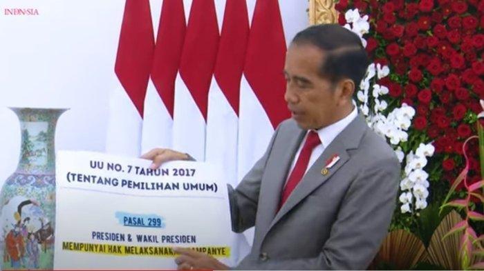 CARA Jokowi Buktikan Presiden Boleh Kampanye, Bawa Kertas Besar Pamerkan Isi UU No 7 Tahun 2017