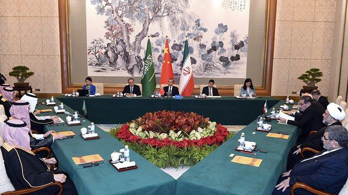 CHINA NORMALISASI HUBUNGAN ARAB SAUDI-IRAN: Dalam foto yang dirilis oleh Kantor Berita Xinhua tampak Direktur Komisi Hubungan Internasional Pusat Partai Komunis China, Wang Yi berbicara dalam pertemuan tertutup dengan delegasi dari Iran yang dipimpin oleh Ali Shamkhani, Sekretaris Dewan Keamanan Nasional Iran, dan delegasi Arab Saudi yang dipimpin oleh Penasehat Keamanan Nasional Arab Saudi, Musaad bin Mohammed al-Aiban di Beijing, Sabtu (11/3/2023). (LUO XIAOGUANG/XINHUA VIA AP)