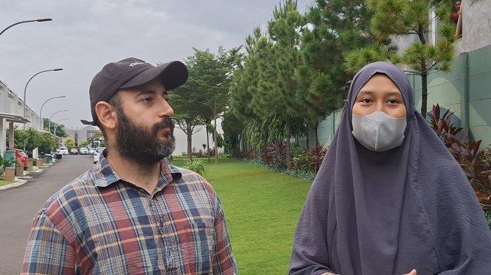KORBAN SEKOLAH BODONG - Ashraf dan Riyanti, pasutri yang anaknya bersekolah di Al Kareem Islamic School memberikan keterangan saat ditemui di kediamanya di Kawasan Bekasi Utara, Kota Bekasi, Kamis (19/6/2025). Pasutri ini menjadi korban sekolah bodong Al Kareem Islamic School.