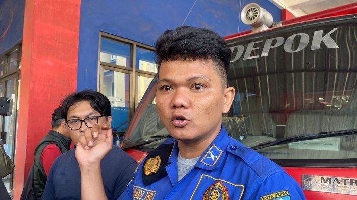 CURHAT PEMADAM KEBAKARAN. Sandi Butar Butar, petugas pemadam kebakaran (Damkar) Depok di UPT Cimanggis, Kota Depok, Selasa (23/7/2024). Pemadam kebakaran, Sandi curhat mengaku menerima empat surat peringatan (SP) setelah kembali bekerja di Dinas Pemadam Kebakaran Depok, dapat ancaman