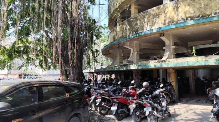 Cagar Budaya Tak Terawat. Gedung cagar budaya Nomor P 75 di Jalan Sutomo, eks kantor PUD Pasar terlihat semak tidak terawat dan dijadikan lahan parkir komersil oleh PUD Pasar Medan, Rabu (25/6/2025).