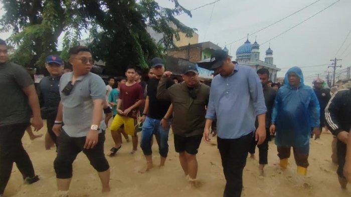 Cagub Sumut Bobby Nasution tinjau lokasi banjir  di Kecamatan Medan helvetia usai melakukan pencoblosan,Rabu (27/11/2024) Lokasi TPS tetap buka, hanya saja banyak warga yang belum mencoblos.